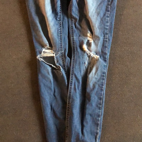 Old navy ripped jeans - Picture 2 of 3